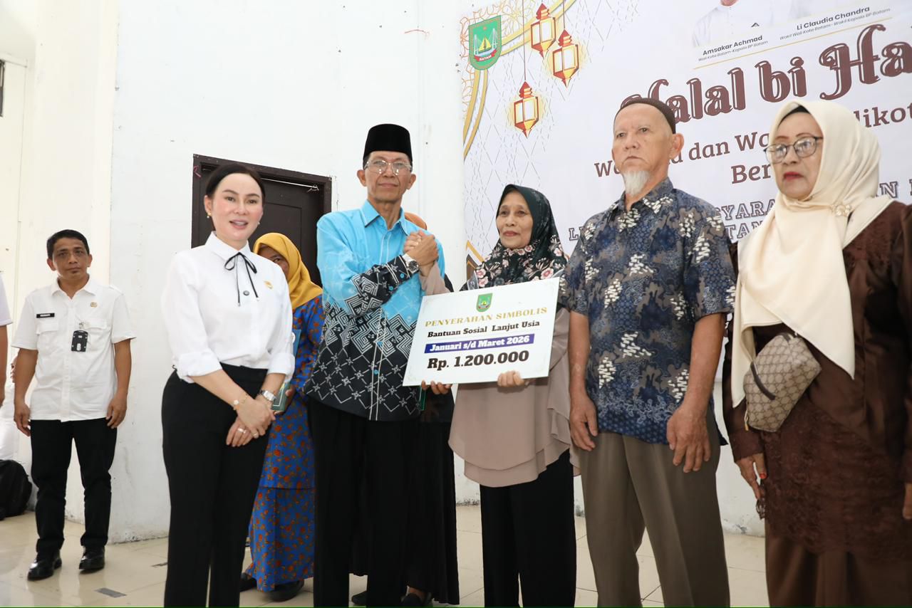 Fokus Kesejahteraan, Amsakar-Li Claudia Serahkan Bantuan Lansia dan Insentif Posyandu
