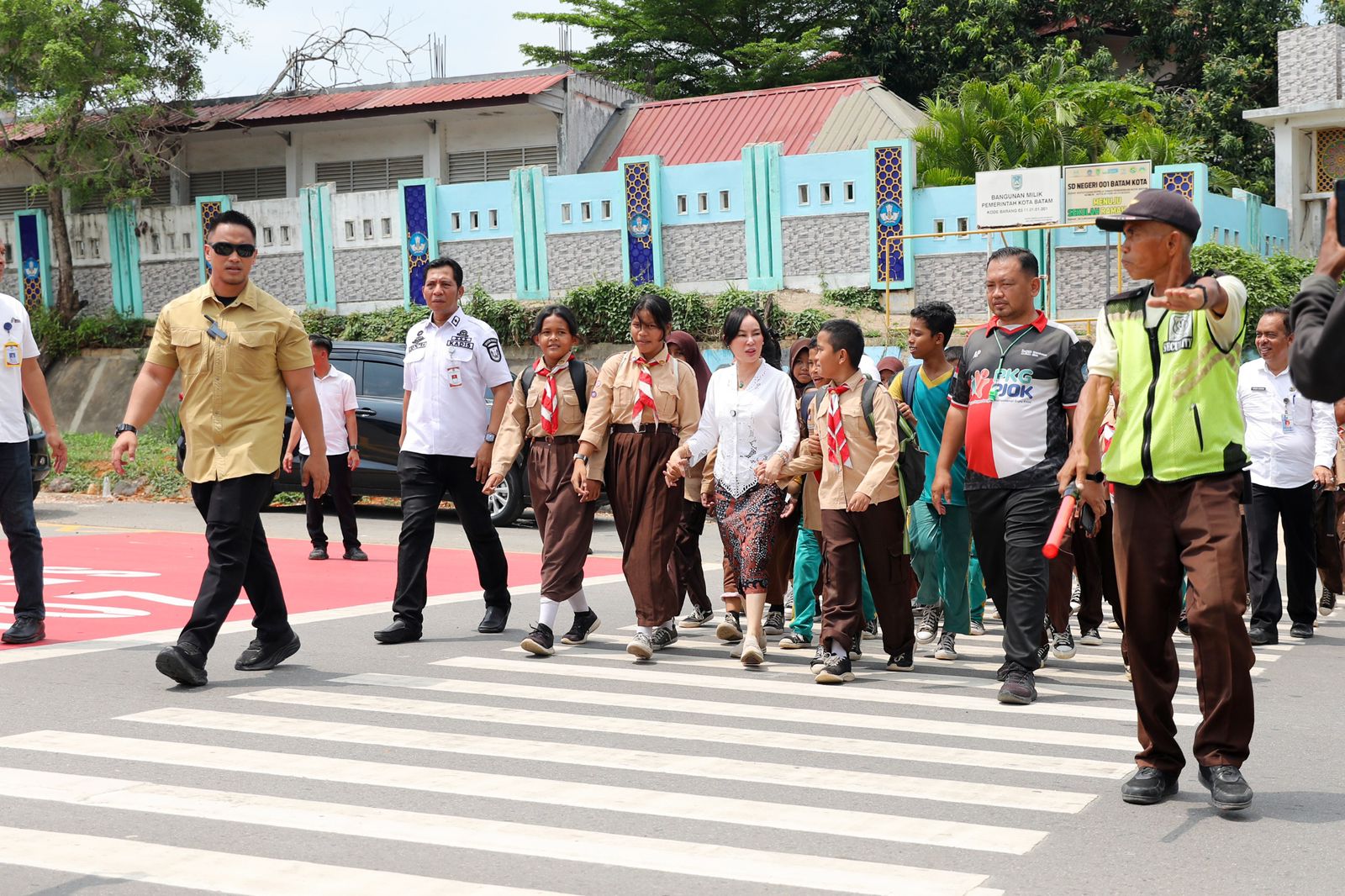 Aksi Li Claudia Dampingi Siswa Menyeberang, ZoSS SDN 001 Batam Kota Dimanfaatkan