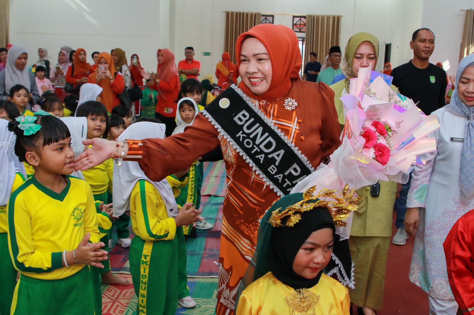 Saat Dongeng dan Lagu Menyatukan Tawa, Kunjungan Erlita Amsakar Disambut Ceria Anak PAUD