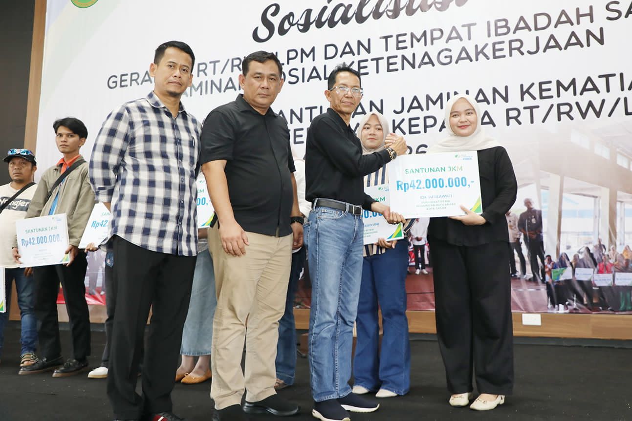 10 Ahli Waris Terima Santunan Rp420 Juta, Amsakar: Bukti Nyata Perlindungan Sosial untuk RT dan RW