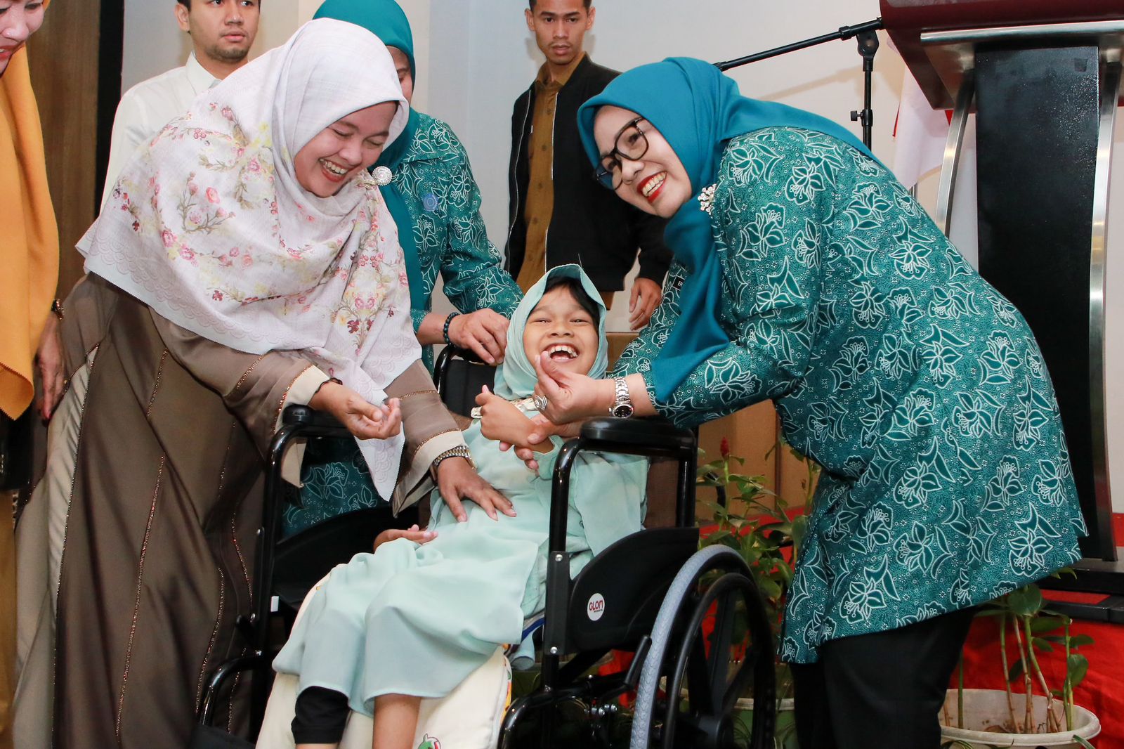 Sentuhan Kepedulian Erlita Amsakar, 30 Penyandang Disabilitas Batam Terima Bantuan Kursi Roda