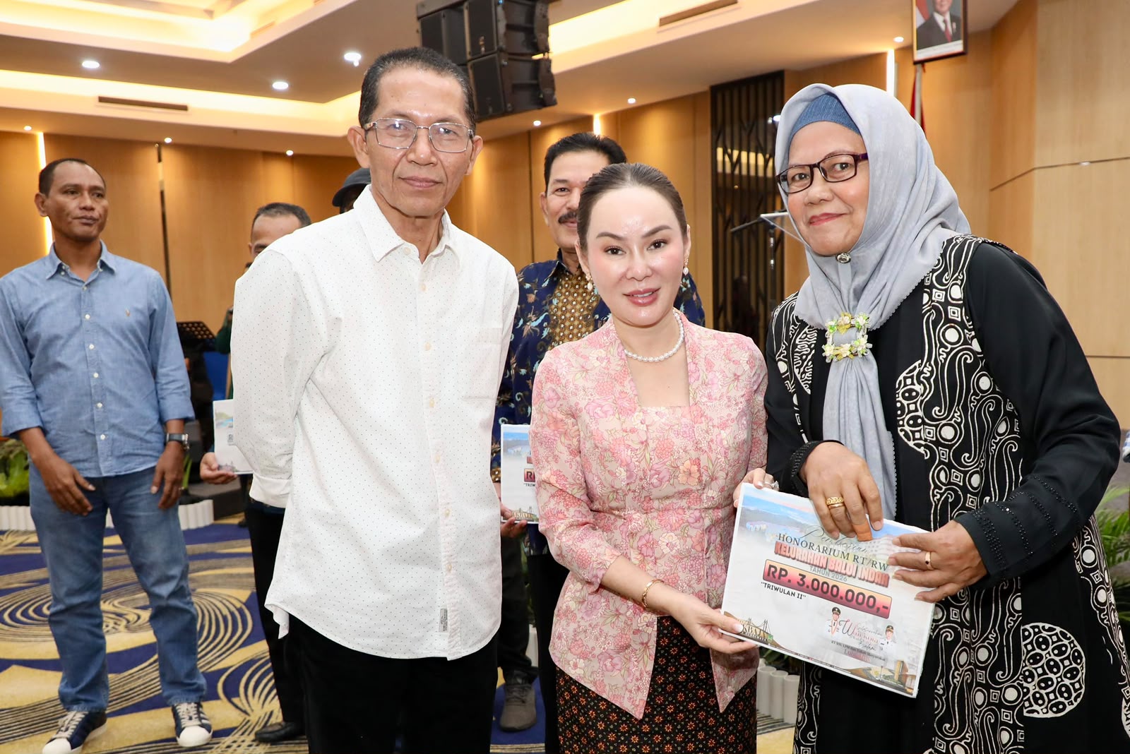 Warga Apresiasi Kinerja Amsakar-Li Claudia, Program Air Bersih hingga Sertifikasi Kampung Tua Terus Berjalan