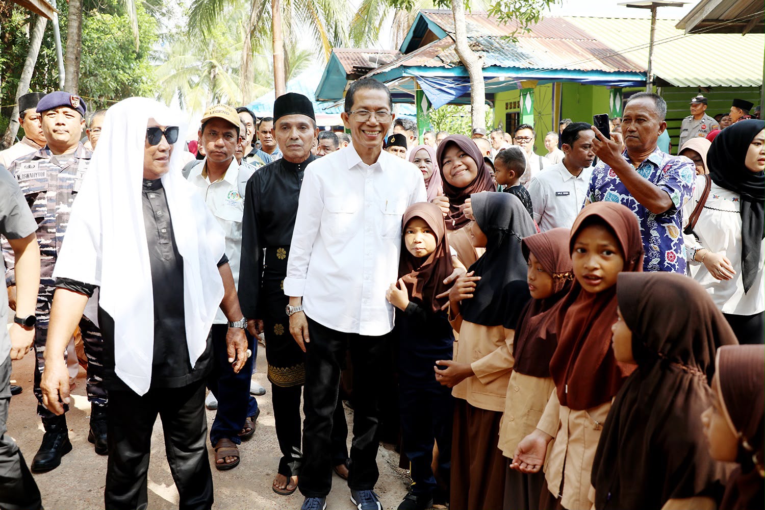 Amsakar Temui Warga Pulau Seraya, Aspirasi Air Bersih dan Pelabuhan Jadi Prioritas