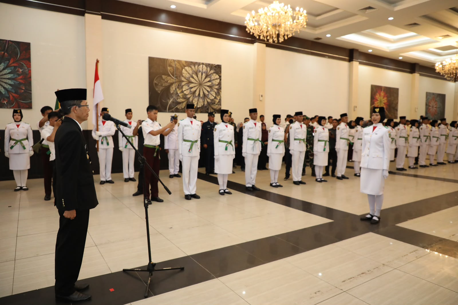 Amsakar Kukuhkan 50 Paskibraka Batam, Tekankan Disiplin dan Nilai Pancasila