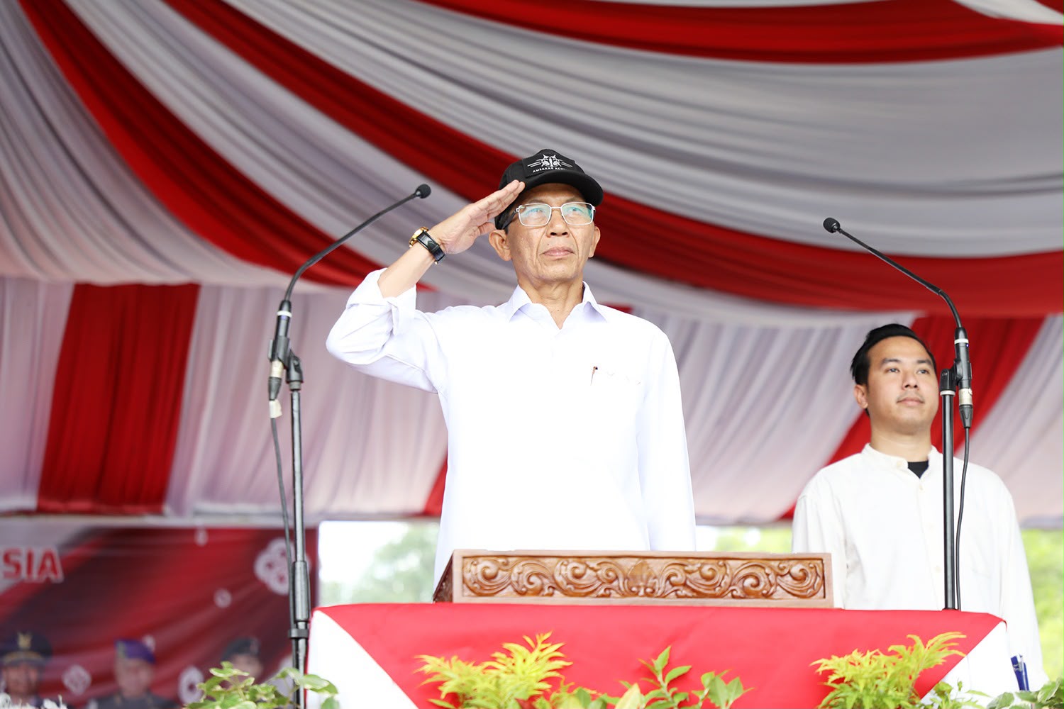 Jadi Inspektur Upacara HUT ke-81 RI, Amsakar Pimpin Pengibaran dan Li Claudia Penurunan Bendera