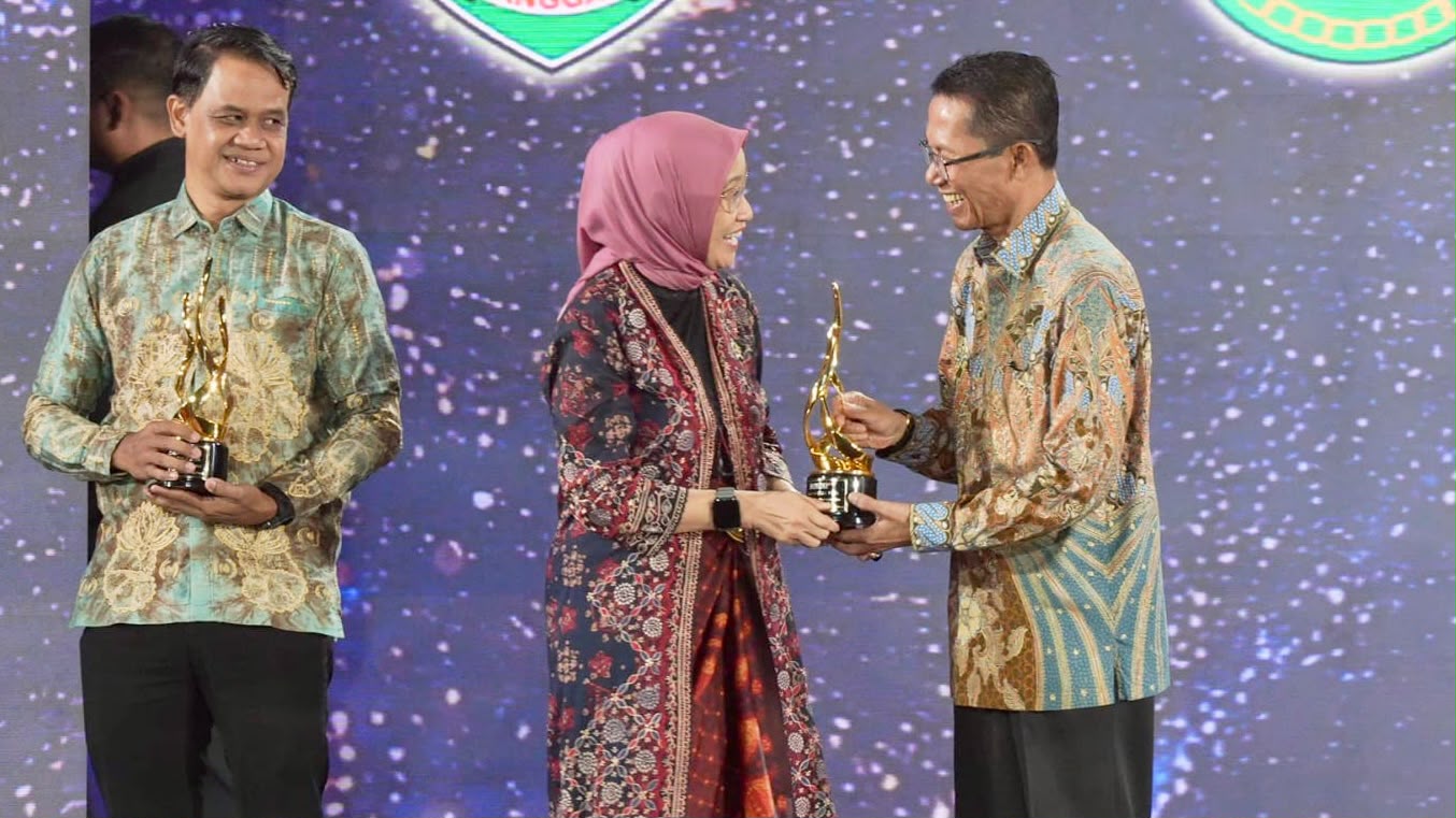 Batam Peduli Layanan Publik dan Keterbukaan Informasi, Amsakar Terima Penghargaan