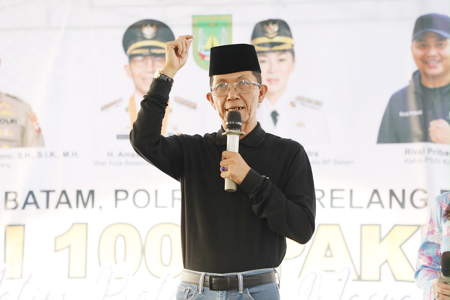 Bersama Polresta Barelang dan PSSI, Amsakar Berbagi 1.000 Paket Beras