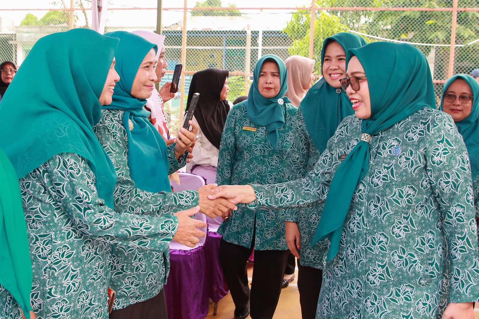 Bersama TP-PKK Batam, Amsakar Serahkan Bantuan Sarana Perikanan dan Tekankan Pemberdayaan Masyarakat